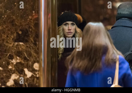 New York, uns. 9. Januar 2017. Lara Trump, Ehefrau von Präsident elect Trump Sohn Eric Trump ist in der Lobby des Trump Tower in New York, NY, USA am 9. Januar 2017 gesehen. Bildnachweis: Albin Lohr-Jones/Pool über CNP - NO-Draht-SERVICE - Foto: Albin Lohr-Jones/Consolidated/Dpa/Alamy Live News Stockfoto