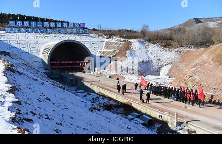 Lingyuan, Chinas Liaoning Provinz. 10. Januar 2017. Bau-Team feiert den Durchbruch des Liaoxi-Tunnels, der längste Tunnel entlang der Beijing-Shenyang Hochgeschwindigkeits-Bahnstrecke in Lingyuan Stadt, Nordost-China Liaoning Provinz, 10. Januar 2017. Der 13,205 km langen Tunnel von China Railway gebaut 12. Bureau-Gruppe ist auch der längste in Nordost-China bei weitem. © Yang Qing/Xinhua/Alamy Live-Nachrichten Stockfoto