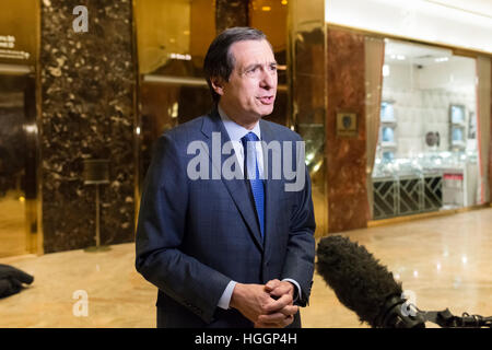 New York, USA. 9. Januar 2017. Fox News Host Howard Kurtz spricht mit den Werkseinnstellung die Lobby des Trump Tower in New York, NY, USA am 9. Januar 2017. Bildnachweis: Albin Lohr-Jones/Pool über CNP - kein Draht-SERVICE - über CNP/Dpa/Alamy Live News Stockfoto