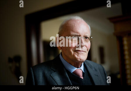 Datei - ein Datei-Bild vom 10. März 2015 zeigt ehemaligen deutschen Bundespräsidenten Roman Herzog am Goetzenburg Burg in Jagsthausen, Deutschland. Herzog, Bundespräsident von 1994 bis 1999 war, ist im Alter von 82 Jahren gestorben. Foto: Daniel Naupold/dpa
