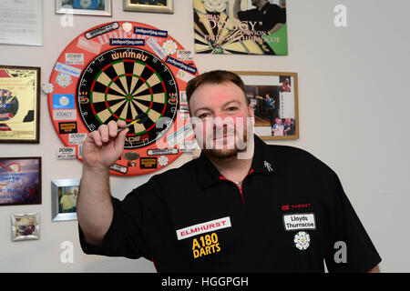 Dart-Spieler Brian "Doggy" Dawson in seinem Haus in Thurnscoe in der Nähe von Barnsley, South Yorkshire, Großbritannien. Stockfoto