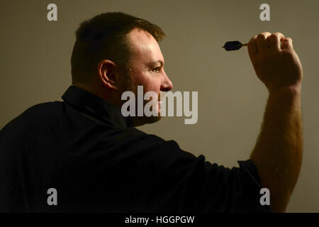 Dart-Spieler Brian "Doggy" Dawson in seinem Haus in Thurnscoe in der Nähe von Barnsley, South Yorkshire, Großbritannien. Stockfoto