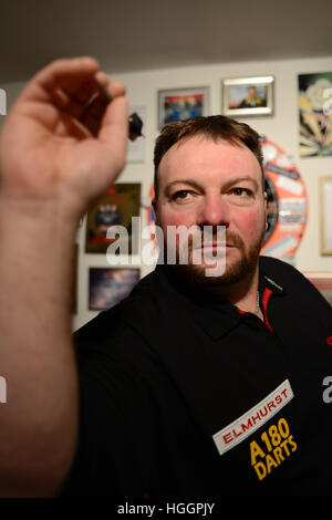 Dart-Spieler Brian "Doggy" Dawson in seinem Haus in Thurnscoe in der Nähe von Barnsley, South Yorkshire, Großbritannien. Stockfoto