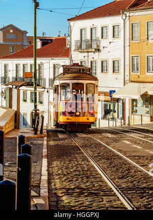 Portugal, Lissabon, Straßenbahn Nr. 28 in der Alfama. Stockfoto