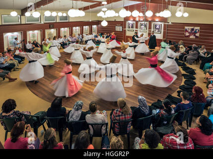 Sufi-Derwische in Silivrikapi Mevlevihanesi Istanbul Türkei. Sufi whirling ist eine Form von Sama oder körperlich aktive Meditation, die ihren Ursprung unter den Sufis, und die wird noch von der Sufi-Derwische des Mevlevi-Ordens praktiziert. Stockfoto