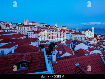 Portugal, Lissabon, Miradouro Das Portas do Sol, Twilight Blick über Alfama Nachbarschaft. Stockfoto