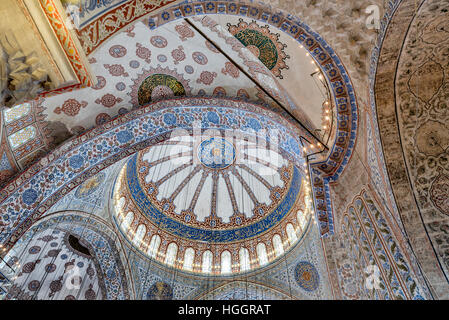 Die Sultan Ahmed Mosque oder Sultan-Ahmet-Moschee ist eine historische Moschee in Istanbul, Türkei. Die Moschee ist im Volksmund bekannt als die blaue Moschee für die blauen Fliesen an den Wänden seines Inneren. Es wurde von 1609 bis 1616, während der Herrschaft von Ahmed i. gebaut. Die Külliye enthält ein Grab des Gründers, eine Madrasah und ein Hospiz. Die Sultan Ahmed Mosque ist immer noch im Volksmund als Moschee genutzt. Die Sultan Ahmed Mosque hat fünf wichtigsten Kuppeln, sechs Punkt drei Minarette und acht sekundären Kuppeln. Das Design ist der Höhepunkt der zwei Jahrhunderte der osmanischen Moschee Entwicklung. Stockfoto