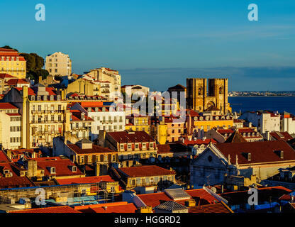 Portugal, Lissabon, Miradouro de Santa Justa, Blick auf die Kathedrale Se. Stockfoto