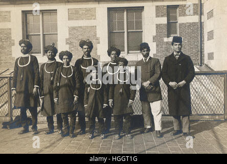 Gruppenfoto der neu angekommenen Immigranten in native Kostüme, einige mit Turban, einige mit Fezen.  -Ellis Island Immigration Station 1902-1913 Stockfoto