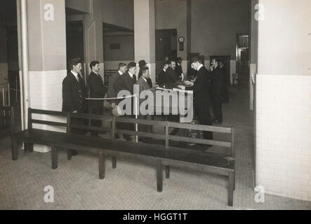 Einwanderer in der Schlange für die Verarbeitung von Beamten der Einwanderungsbehörde.   -Ellis Island Immigration Station 1902-1913 Stockfoto