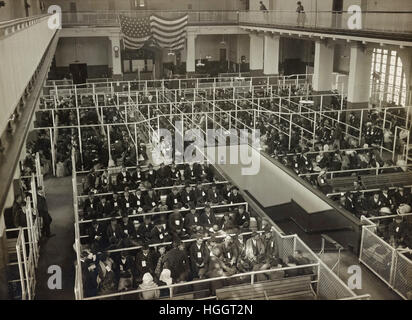 Die Stifte auf Ellis Island, Registry-Raum (oder Aula). Diese Menschen haben die geistige Erstinspektion - Ellis Island Immigration Station 1902-1913 bestanden Stockfoto