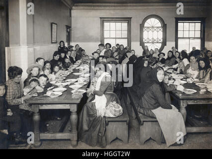 Uncle Sam, Host. Einwanderer serviert ein kostenloses Essen auf Ellis Island - Ellis Island Immigration Station 1902-1913 Stockfoto