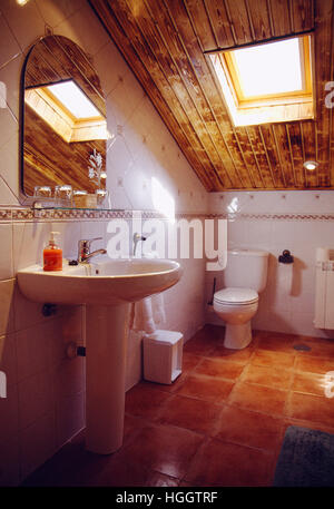 Badezimmer im Landhaus. Stockfoto