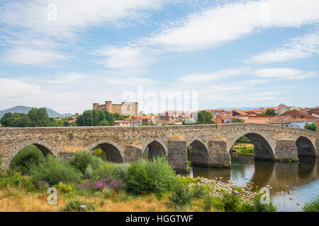 Mittelalterliche Brücke über den Fluss Tormes und Blick auf die Burg und das Dorf. El Barco de Avila, Provinz Ávila, Kastilien-Leon, Spanien. Stockfoto