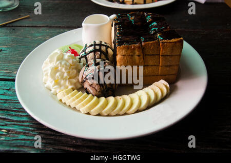 Dekorierte Honig und Schokolade Lava auf Toast mit Banane, Vanilleeis und Schlagsahne im Restaurant thailand Stockfoto