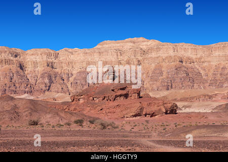 Timna Park - Schraube mit Wüste Berge und blauer Himmel im Hintergrund Stockfoto