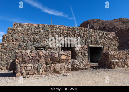 Armee-Bunker mit blauen Himmel im Hintergrund Stockfoto