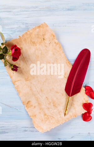 Altes Papier, Rosen, Stift und Herzen. Stockfoto