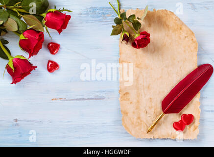 Altes Papier, Rosen, Stift und Herzen. Stockfoto