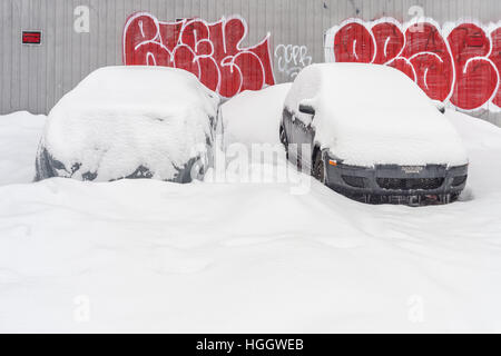 Montreal, CA - 4. Januar 2017: zwei geparkten Autos verschneiten mit Tags auf dem Hintergrund Stockfoto