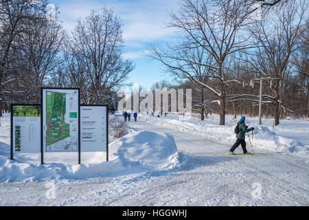 Montreal, CA - 5. Januar 2017: Schneelandschaft und Karte des Botanischen Gartens Stockfoto