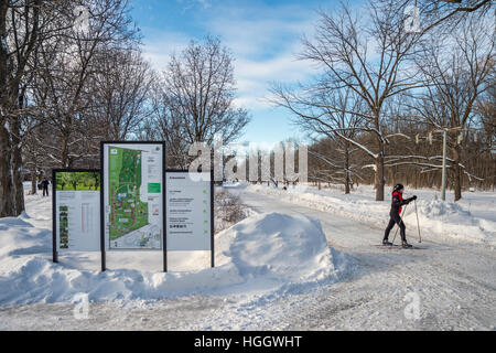 Montreal, CA - 5. Januar 2017: Schneelandschaft und Karte des Botanischen Gartens Stockfoto