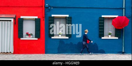 rot und Marineblau Häuser auf Burano, Venedig, Italien Stockfoto