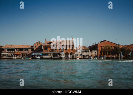 Eine Art Skyline von Venedig mit ein paar Häusern vor der einen großen Kanal. Stockfoto