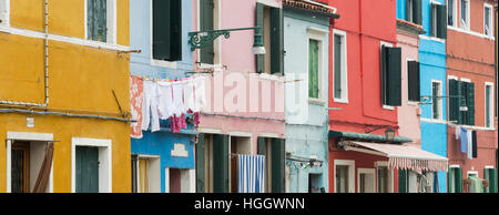 Blick entlang eines Kanals gesäumt von bunten Häusern auf der Insel Burano, Venedig, Italien Stockfoto