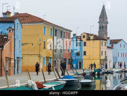 Bunte Canalside Gehweg in Burano, Venedig, Italien Stockfoto