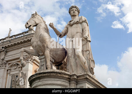 Statue von Castor an die Cordonata-Treppe an der Piazza del Campidoglio-Platz auf dem Kapitol in Rom, Italien. Stockfoto