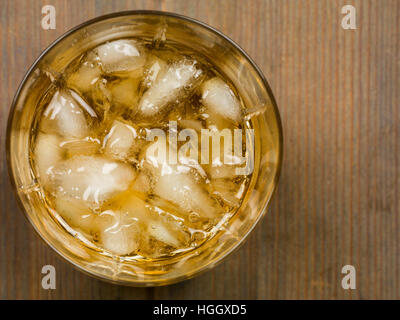 Glas Scotch Whiskey mit Eis von oben geschossen. Stockfoto