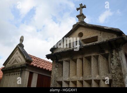 Horreos, typischen Getreidespeicher im Combarro, einem Dorf der Provinz Pontevedra in der Region Galicien, Spanien. Stockfoto