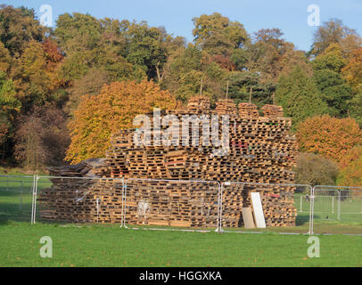 Haufen von Holzpaletten bilden einen unbeleuchteten Bonfire Stapel, Himley Hall. Staffordshire, England, Vereinigtes Königreich Stockfoto