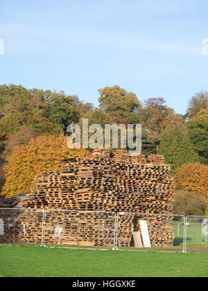 Haufen von Holzpaletten bilden einen unbeleuchteten Bonfire Stapel, Himley Hall. Staffordshire, England, Vereinigtes Königreich Stockfoto