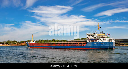 Ein Frachtschiff verlässt Hafen von Danzig, Polen. Stockfoto