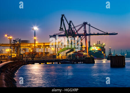 Containerschiff am Abend im Hafen von Danzig, Polen. Stockfoto