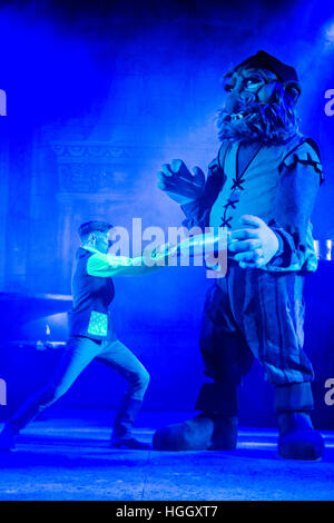 Die Hauptdarsteller, die Durchführung in einem Amateur AmDram Theater Company Kleid Proben der Pantomime Hans und die Bohnenranke auf der Bühne im Kunstzentrum Aberystwyth, Wales UK Stockfoto