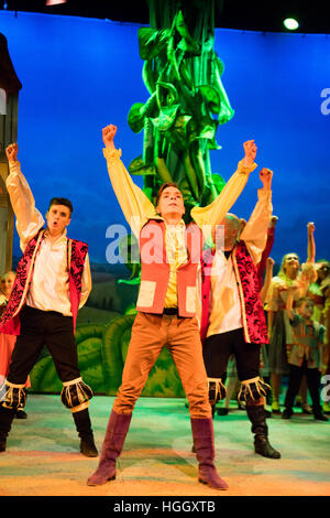 Die Hauptdarsteller, die Durchführung in einem Amateur AmDram Theater Company Kleid Proben der Pantomime Hans und die Bohnenranke auf der Bühne im Kunstzentrum Aberystwyth, Wales UK Stockfoto