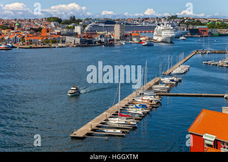 Segelboot Marina mit vielen festgemachten Segel Yachten im Hafen von Stavanger, Norwegen. Stockfoto