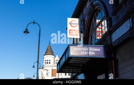 Low Angle View von Kentish Town U-Bahn station Schilder, London, England, UK. Stockfoto