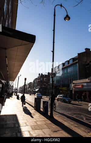 Beleuchtete Straße Szene, Kentish Town, London, England, UK. Stockfoto