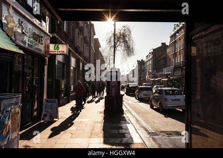 Beleuchtete Straße Szene, Kentish Town, London, England, UK. Stockfoto