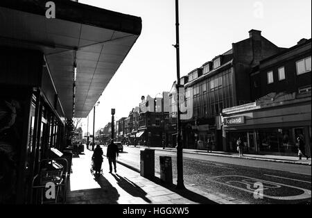 Beleuchtete Straße Szene, Kentish Town, London, England, UK. Stockfoto