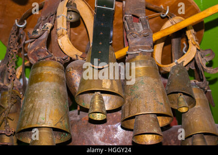 Hängende Kuh/Schaf Glocke mit einem Lederband Stockfoto