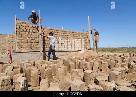 Bauarbeiten mit Lehmziegeln in Schymkent, Kasachstan. Stockfoto