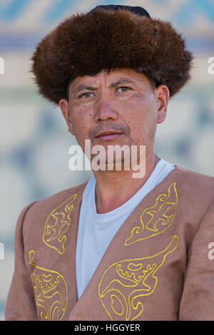 Kasachische Mann in Nationaltrachten, in Turkestan, Kasachstan Stockfoto