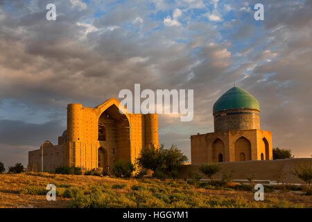 Mausoleum von Khoja Ahmed Yasawi in Turkestan, Kasachstan bei Sonnenuntergang Stockfoto