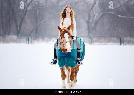 Junge Mädchen genießen Reiten im winter Stockfoto