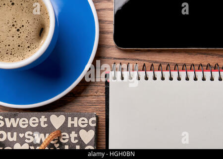 Notebook und eine Tasse Kaffee. Stockfoto